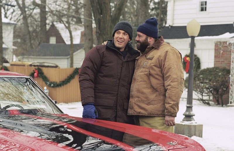 Drew (Ben Affleck, l.) hat sich in den Kopf gesetzt, ein altmodisches Familienfest zu feiern, und so bezahlt er den völlig fremde Familievater Tom Valco (James Gandolfini, r.) dafür, bei ihnen zu Hause das Fest der Liebe mitfeiern zu dürfen … – Bild: Telepool GmbH Drew (Ben Affleck, l.) hat sich in den Kopf gesetzt, ein altmodisches Familienfest zu feiern, und so bezahlt er den völlig fremde Familievater Tom Valco (James Gandolfini, r.) dafür, bei ihnen zu Hause das Fest der Liebe mitfeiern zu dürfen … – Bild: Telepool GmbH