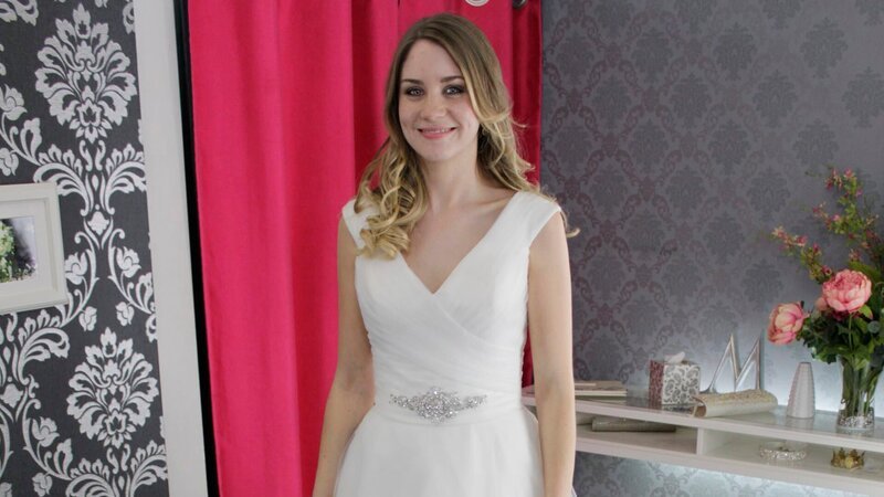 Episode 24. Bride Lillian S tries on her first and chosen dress. Dress: V neckline, wrapped tulle bodice, diamonte belt, full tulle skirt with lace edge by Ronald Joyce. – Bild: Discovery Communications