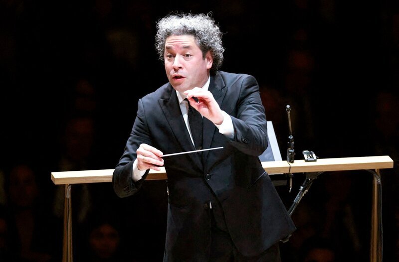 Gustavo Dudamel leitet das Orchestre Philharmonique und den Chor von Radio France. (Archivfoto) – Bild: WDR/AFP/CHARLY TRIBALLEAU Gustavo Dudamel leitet das Orchestre Philharmonique und den Chor von Radio France. (Archivfoto) – Bild: WDR/AFP/CHARLY TRIBALLEAU