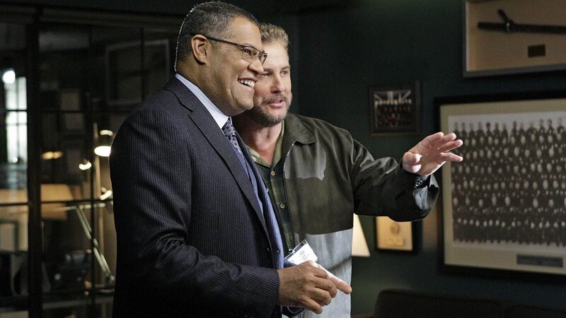 Laurence Fishburne (li.) in der Rolle des Pathologen Dr. Raymond Langston mit William Petersen als CSI-Ermittler Gil Grissom am Set von „CSI – Den Tätern auf der Spur“. – Bild: Foto: MG RTL D /​ CBS