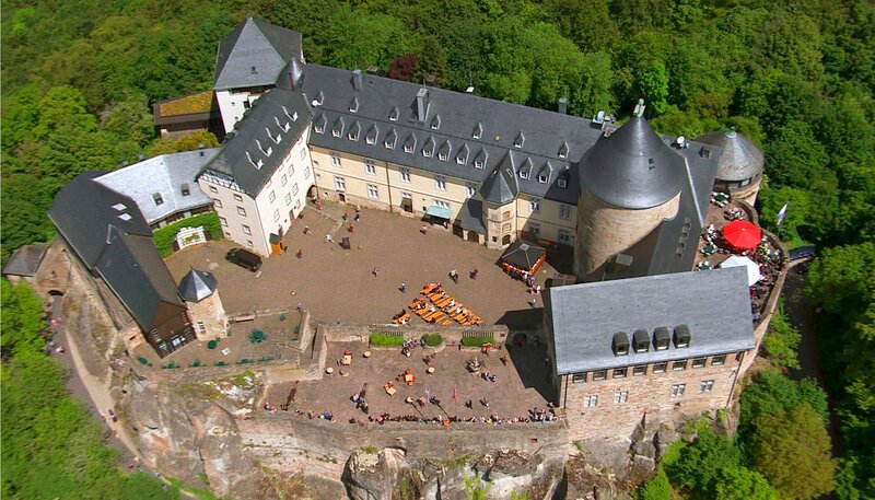 Hessen von oben: Blick auf Schloss Waldeck am Edersee. – Bild: HR