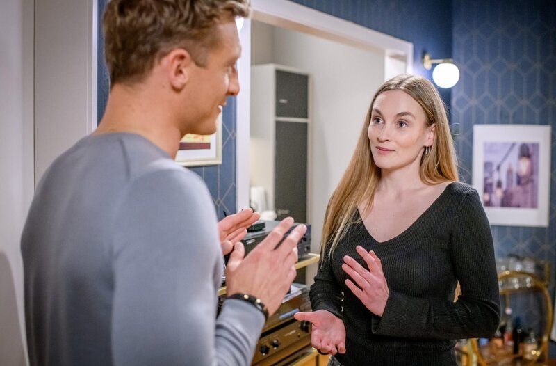 Natalie (Teresa Klamert, r.) versichert Vincent (Martin Walde, l.), dass sie sich ihm nicht aufdrängen will. – Bild: ARD/​WDR/​Christof Arnold