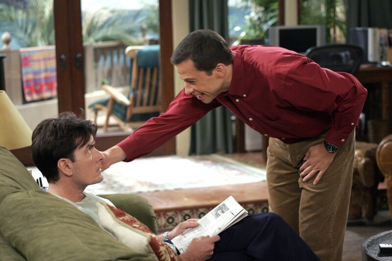 „Mein cooler Onkel Charlie“, „Wer ist Wod Katitten?.“ Charlies Eheschließung mit Mia ist ins Wasser gefallen, weil er sich geweigert hatte, Alan auf die Straße zu setzen. Seinen Missmut über diese Entwicklung lässt er seinen Bruder deutlich spüren. Alan bemüht sich, mit gutem Essen und Geschenken Charlies Laune zu heben. Doch dann fällt auf, dass Charlie auch während der Zeit, als Alan ausgezogen war, keinen Finger gerührt hatte, um Mia zu kontaktieren.Im Bild (v.li.): Charlie Sheen (Charlie Harper), Jon Cryer (Alan Harper). – Bild: ProSieben