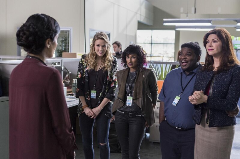 (v.l.n.r.) Evie Covington (Tori Anderson); Kazeema (Sarayu Blue); Hank (Jonathan Langdon); Deirdre Hackmeyer (Amy Pietz) – Bild: 2016 The CW Network, LLC. All Rights Reserved /​ Michael Courtney Lizenzbild frei
