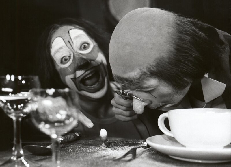 Kellner-Clown Umberto Troni freut sich, dass der Gast Stefano Manca sich über die Größe des Eies wundert. – Bild: BR/​Foto Sessner