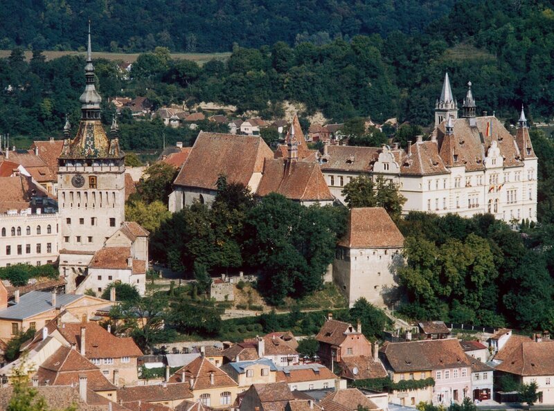 Sighisoara – Stadtansicht mit Burganlage. – Bild: SWR/​Brecht Benze