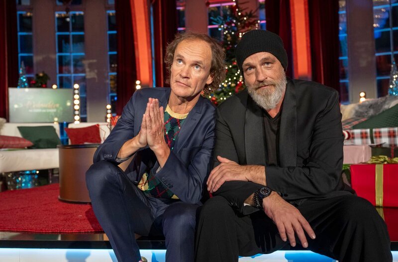 In den Düsseldorfer Rheinterrassen stimmen uns Olaf Schubert (l) und Torsten Sträter (r) in gemütlicher Atmosphäre auf Weihnachten ein. – Bild: WDR/Melanie Grande In den Düsseldorfer Rheinterrassen stimmen uns Olaf Schubert (l) und Torsten Sträter (r) in gemütlicher Atmosphäre auf Weihnachten ein. – Bild: WDR/Melanie Grande