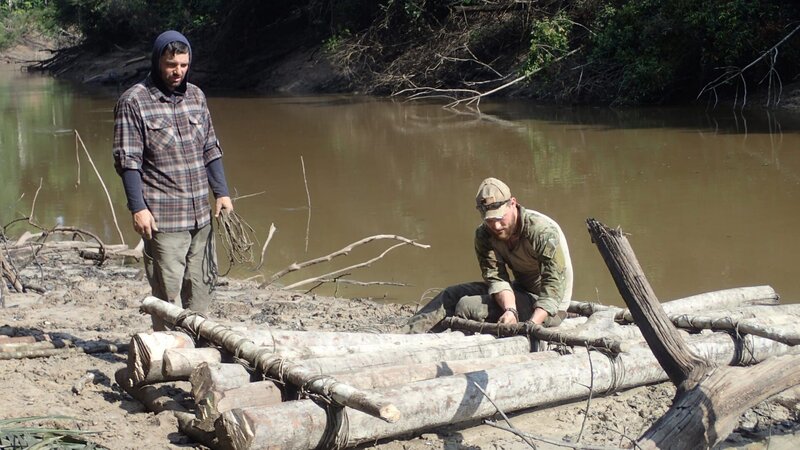 L-R: Bill McConnell und Grady Powell beim Zusammenbinden des Floßes. – Bild: For merchandising, publishing & ancillary products, check talent contract, appearance & property releases.