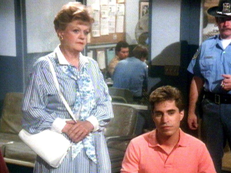 Jessica (Angela Lansbury) begleitet den des Mordes verdächtigten Vic LaRosa (Joseph Caly) zu einem Polizeiverhör. – Bild: Warner TV Serie