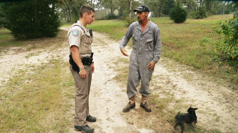 Im Südosten von Texas liegt der Geruch von Schießpulver in der Luft, denn die Weizen- und Hirsefelder in Nueces County locken sowohl Tauben als auch Jäger an. Doch pro Tag darf man dort nicht mehr als fünfzehn Vögel erlegen. Und das ausschließlich mit einer Schrotflinte – andere Gewehre sind nicht erlaubt. Deshalb kontrollieren die Mitarbeiter des „Parks & Wildlife Departments“ während der „White Wing Season“, ob sich auch jeder an die Regeln hält. In den Marschgewässern an der Golfküste sind ebenfalls bedrohte Arten in Gefahr. – Bild: Animal Planet /​ Discovery Communications