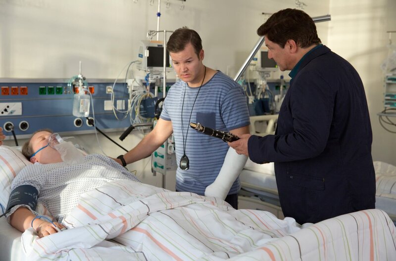 Christian (Francis Fulton Smith, r.) erklärt Helge (Dominik Klingberg, M.), dass er Bodos (Roland Wolf, l.) Klarinette im Labor untersuchen lassen will. – Bild: ARD/​Volker Roloff