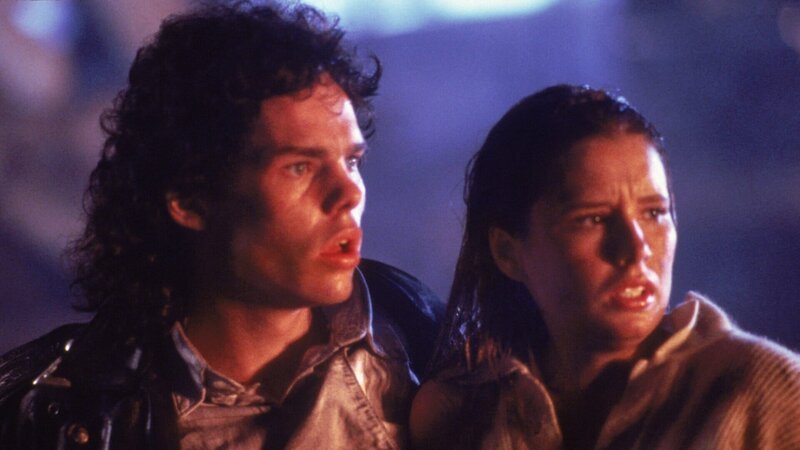 Die beiden Teenager Brian Flagg (Kevin Dillon) und Meg Penny (Shawnee Smith) werden Zeuge einer schrecklichen Kreatur, die nicht nur ihr Leben, sondern die gesamte Stadt bedroht. – Bild: TriStar Pictures Die beiden Teenager Brian Flagg (Kevin Dillon) und Meg Penny (Shawnee Smith) werden Zeuge einer schrecklichen Kreatur, die nicht nur ihr Leben, sondern die gesamte Stadt bedroht. – Bild: TriStar Pictures