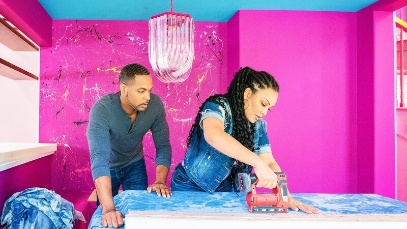 Egypt Sherrod and Mike Jackson work on their 90s dining room, as seen on Barbie Dreamhouse Challenge, Season 1. – Bild: Warner Bros. Discovery