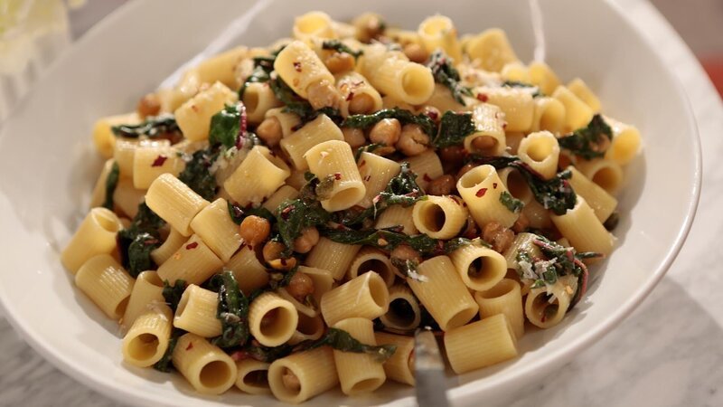 Friends drop by unexpectedly, so Giada De Laurentiis shows how to host a fabulous last-minute party in this episode of Food Network’s Giada Entertains. Ihr Menü umfasst Focaccia mit Clementine und Fenchel, gefrorenes Frucht-Sprudelwasser, Pantry Mezzi mit Rigatoni mit Greens und Smokey Arugula und Apfel-Salat. Dann zeigt Giada, wie man Geschirr und Dekor in Schränken verwendet, um ein Wohnzimmer zu verwandeln und mit nur wenigen Minuten Vorlaufzeit eine besondere Stimmung zu schaffen. – Bild: Television Food Network, G.P.