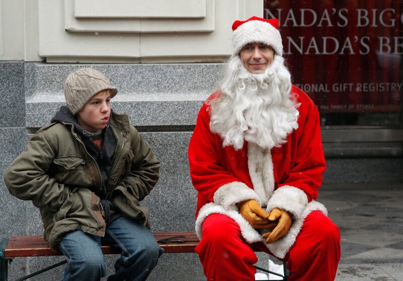 Wer ist hier der Weihnachtsmann? – Bild: Disney+