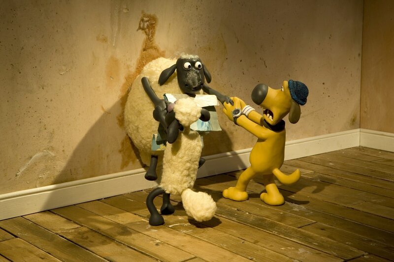 Beim Tapezieren sind die Schafe Bitzer keine große Hilfe. – Bild: Aardman Animations Ltd./​BR/​WDR