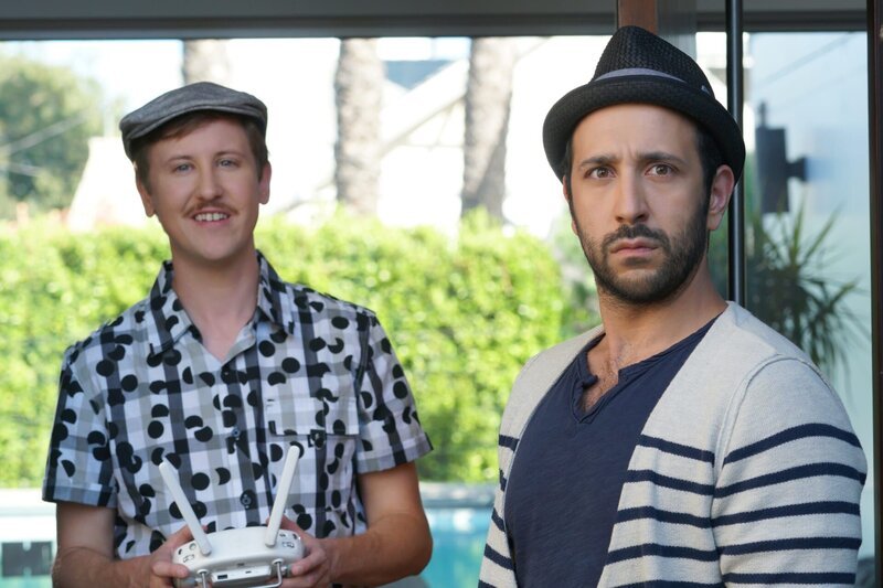 Max (Johnny Pemberton, l.); Edgar (Desmin Borges, r.) – Bild: FX Productions, LLC