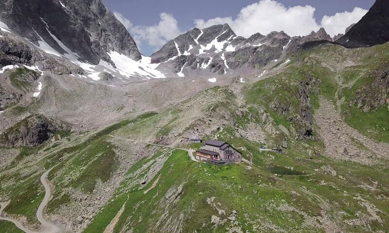 Blick auf die Darmstädter Hütte im Verwall, einer Gebirgsgruppe in Österreich. – Bild: HR/​Rolf Bickel
