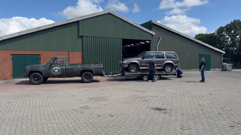 Sie bringen in der Werkstatt mit Geschick, Fantasie und Improvisationstalent marode Blechkisten zum Laufen. – Bild: Warner Bros. Discovery