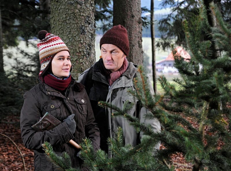 Jenny (Julia Obst) und Karl (Peter Schell) können sich nicht gleich über den diesjährigen Weihnachtsbaum einigen, deshalb lüftet Karl gegenüber seiner Tochter das Geheimnis, warum der Weihnachtsbaum der Fallers auch in diesem Jahr ein krummer sein wird. – Bild: SWR/​Schweigert