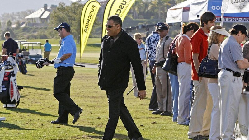 Als während eines Golfturnieres die Golflegende Russell Huntley tot aufgefunden wird, nimmt Ray Langston (Laurence Fishburne, Mi.) die Ermittlungen auf. – Bild: MG RTL D /​ CBS