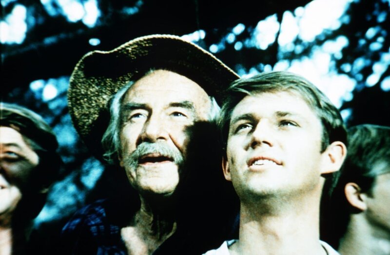 Ein Fremder kommt in die Stadt und will Ep Bridges bei der nächsten Wahl zum Sheriff Konkurrenz machen. Sam (Will Geer, l.) und John-Boy Walton (Richard Thomas, r.) hören gespannt zu, was der Unbekannte zu sagen hat … – Bild: WARNER BROS. INTERNATIONAL TELEVISION