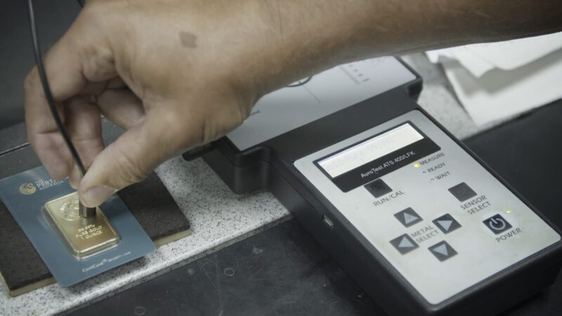 Prüfung der Goldreinheit – Bild: Warner Bros. Discovery