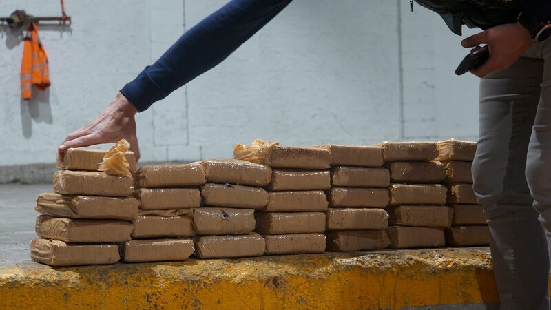 Vom Kleinkraftrad bis zum Lieferwagen: An der Grenze zwischen Spanien und Gibraltar werden Fahrzeuge in den Kontrollbereich gewunken. In dieser Folge kommt dort ein Brecheisen zum Einsatz, denn im Kofferraum eines Pkws haben Zollbeamte einen doppelten Boden entdeckt. In Algeciras durchleuchtet die Guardia Civil unterdessen mit einem mobilen Röntgenscanner einen mit Baumstämmen beladenen Container aus Ecuador. Bei ihren Nachforschungen stoßen die Einsatzkräfte auf 800 Kilo Kokain mit einem Schwarzmarktwert von mindestens 108 Millionen Euro. – Bild: Discovery Communications. /​ CINE NATURALEZA Y TELEVISION S.L /​ Discovery Communications.