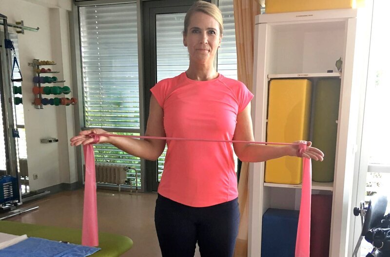 Erfordert Disziplin: der Aufbau der Rückenmuskulatur – Anne Brüning mit dem Thera-Band. – Bild: HR/​Julia Boltz