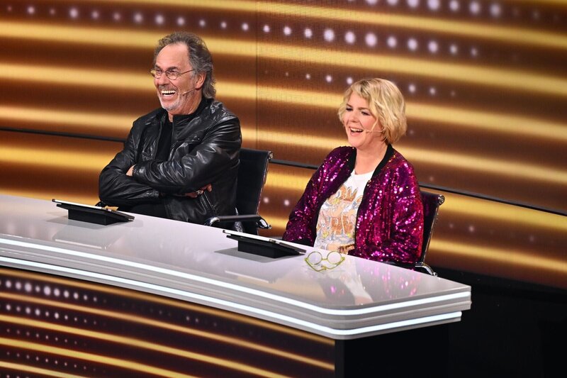 Hugo Egon Balder (l.); Mirja Boes (r.) – Bild: Seven.One /​ Willi Weber