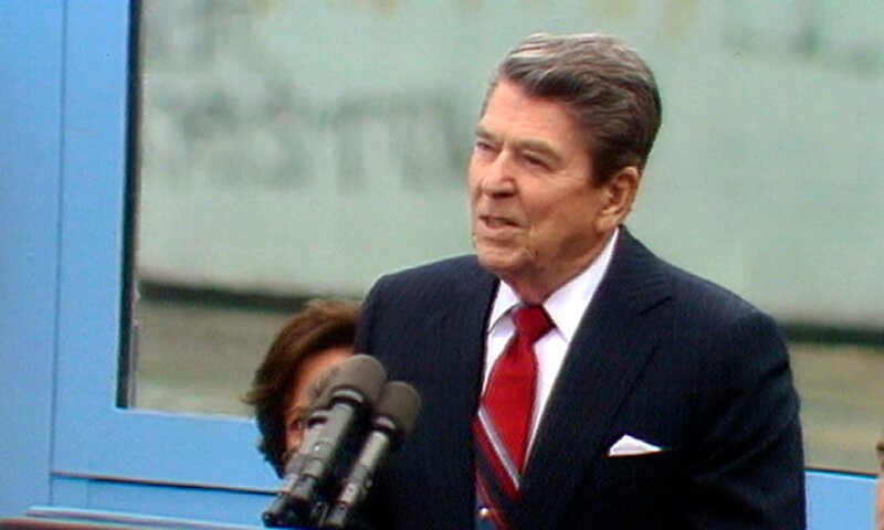 Das Jahr 1987 – Berlin feiert sein 750-jähriges Bestehen. In Kreuzberg kommt es am 1. Mai erstmals zu Krawallen. Und US-Präsident Reagan fordert bei seinem Berlin-Besuch, die Mauer einzureißen. Eine Berlin-Chronik der Superlative: 40 Folgen, Jahr für Jahr erzählt, von 1961, dem Jahr des Mauerbaus, bis zum neuen Jahrtausend 1999, zehn Jahre nach dem Mauerfall. – Ronald Reagan zu Besuch in Berlin – Rede am Brandenburger Tor ‚Mr. Gorbatschow – tear down this wall‘. – Bild: rbb