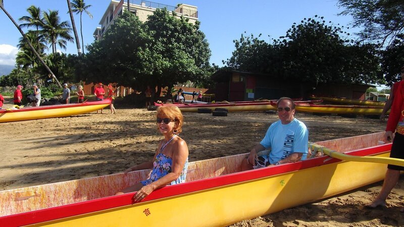 Cleints Ed and Lynn Mendhelson get ready to take a paddling lesson in Maui. – Bild: Scripps Networks, LLC