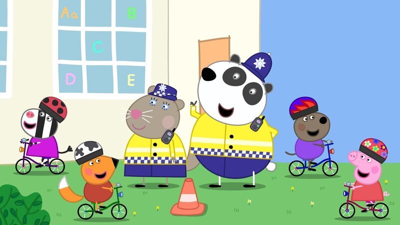 Peppa (r.) und die anderen bekommen von der Polizei (m.) beigebracht, wieso es wichtig ist, beim Fahrradfahren gute Bremsen zu haben. – Bild: SUPER RTL