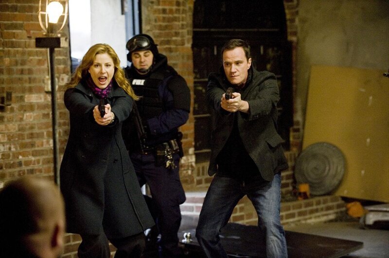 Agentin Rice (Diane Neal) und Agent Peter Burke (Tim DeKay, re.) rücken mit einem Sondereinsatzkommando an, um das entführte Mädchen und Neal aus der Gewalt des Entführers zu befreien … – Bild: 20th Century Fox Television