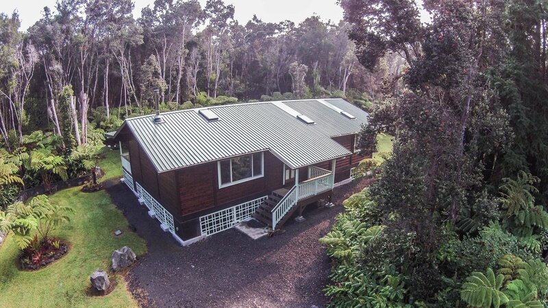 The Volcano Cabin is surrounded by native Hawaiian plants and palm trees, as seen on Log Cabin Living. – Bild: HGTV/​Scripps Networks, LLC.