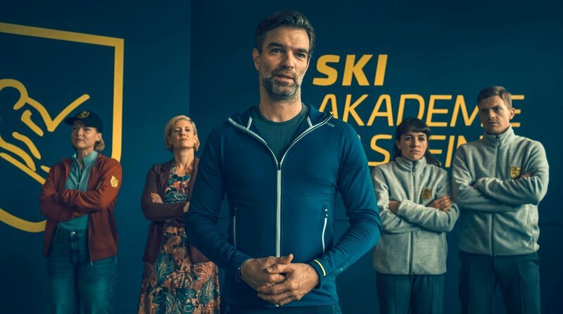 Von links: Franziska Huber (Josephine Ehlert), Prof. Evelin Volderauer (Maria Fliri), Mark Auer (Jakob Seeböck), Tina (Judith Altenberger), Albin (Ferdinand Hofer). – Bild: ORF/​BR/​SRF/​Superfilm Filmproduktions GmbH/​Felix Vratny