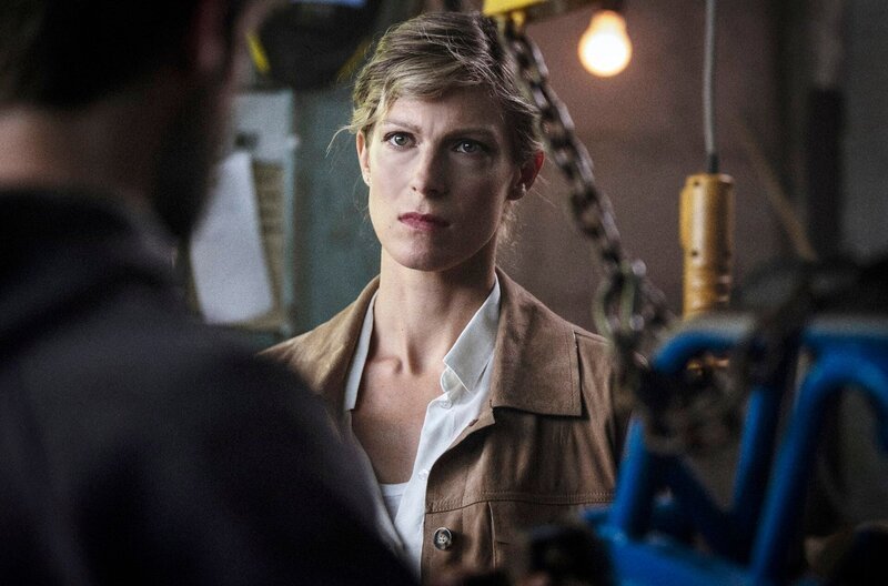 Auf der Suche nach ihrem vermissten Sohn: Sophie Cross (Alexia Barlier) nimmt den vorbestraften Louis Stavros (Yannick De Coster) ins Visier. – Foto aus Folge 4 „Abgründe“ – – Bild: ARD Degeto/​ndF international Productions/​Les Gens/​Gardner & Domm/​France TV/​ Jo Voets