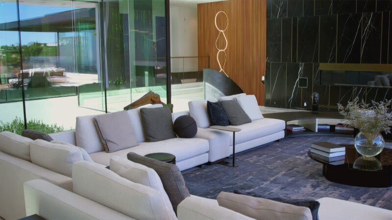 Wer hier wohnt, hat es geschafft: Blick ins Wohnzimmer einer Luxusvilla. – Bild: ZDF und Spun Gold & All3Media International