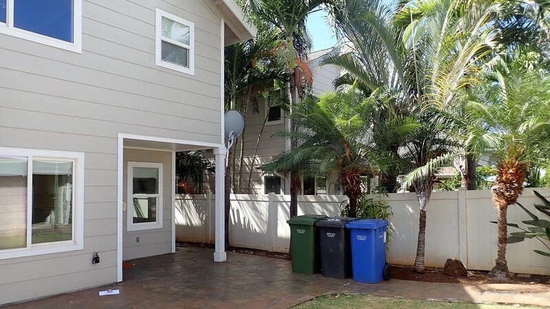 View of the Paradise House yard, shown to clients Amber and Corey Goff, in Ewa, Hawaii, as seen on HGTV’s Hawaii Life. – Bild: Scripps Networks, LLC