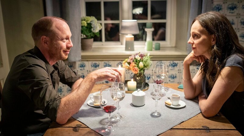 Jana fragt Frederick aus. – Bild: ARD Degeto/​Boris Laewen