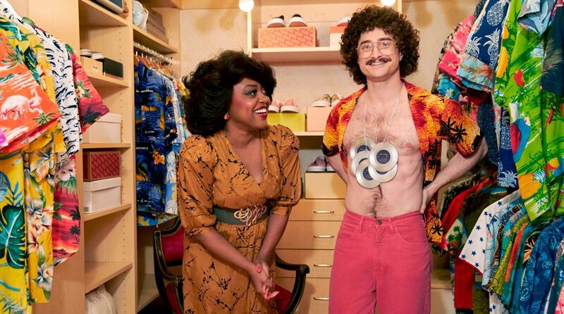 Oprah Winfrey (Quinta Brunson) (l), Weird AI (Daniel Radcliffe) (r). Fiktionalisierte Filmbiografie über den US-amerikanischen Musiker und Parodisten Weird Al Yankovic. – Bild: WDR/​OneGate Media GmbH