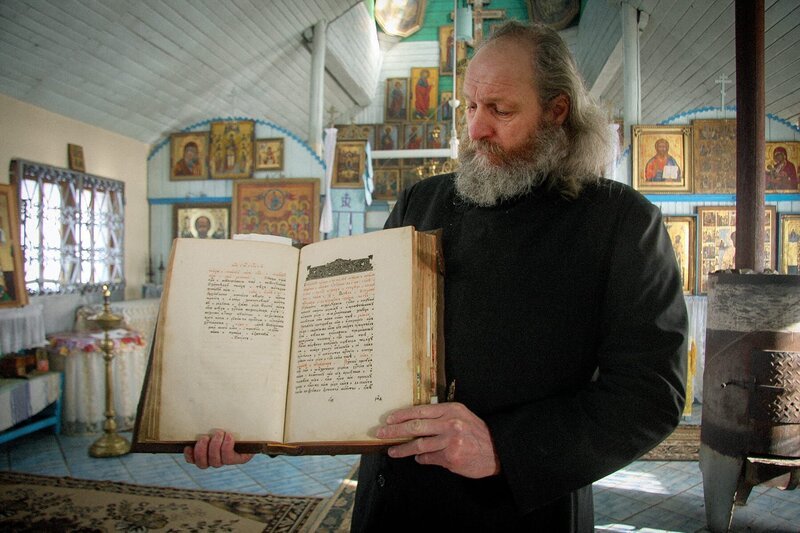 Der altorthodoxe Pope im Dorf Mila 23 – der lange Bart ist Symbol des Glaubens. – Bild: ARTE /​ MedienKontor /​ Vincent Froehly