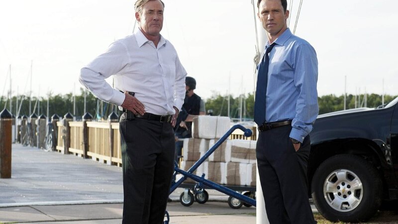 Michaels (Jeffrey Donovan, r.) ehemaliger Ausbilder und Mentor Tom Card (John C. McGinley) soll den Kontakt zwischen ihm und seiner Freundin, die im Gefängnis sitzt, herstellen. Doch im Gegenzug fordert dieser dessen Einsatz bei einer lebensgefährlichen Aktion. – Bild: RTL /​ USA Network