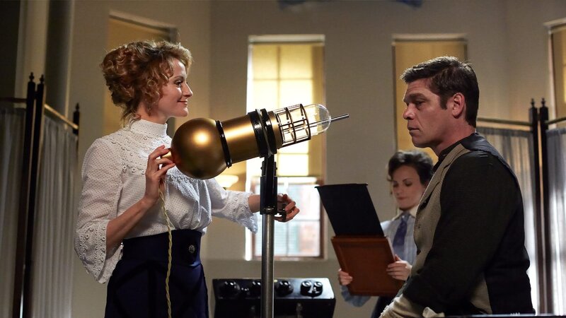 Julia Ogden (Helene Joy) und Jeremiah Fuller (Grant Nickalls) – Bild: AXN White