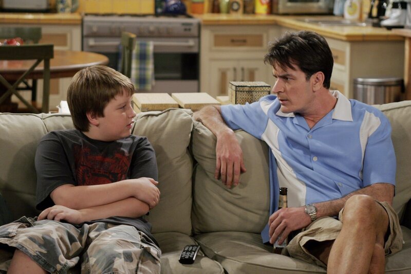 Während Charlie (Charlie Sheen, r.) versucht Jake (Angus T. Jones, l.) aufzumuntern, klaut Alan seinen Hund Chester zurück … – Bild: Warner Brothers Entertainment Inc. Lizenzbild frei