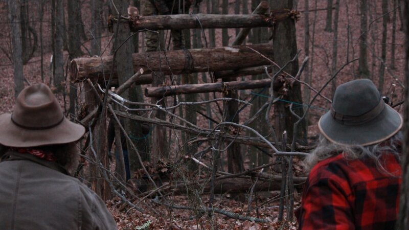 Trapper and Huckleberry looking on as Willy works on the trap outside. – Bild: Brett Chatelain /​ Destination America /​ Photobank 33854_ep209_001.JPG /​ Discovery Communications