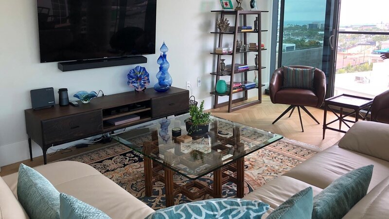 View of the Kai Condo Livingroom, shown to clients Sarah and Jackie, in Honolulu, Hawaii, as seen on HGTV’s Hawaii Life. – Bild: Scripps Networks, LLC