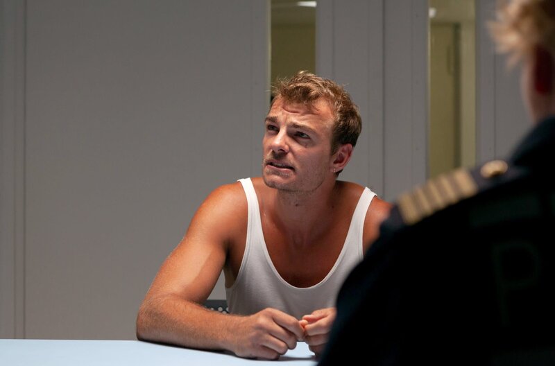 Heiße Spur? Tom Viersen (André Rohde) war zum Tatzeitpunkt mit seiner Freundin mit einem Boot auf dem Bodensee unterwegs. – Bild: One