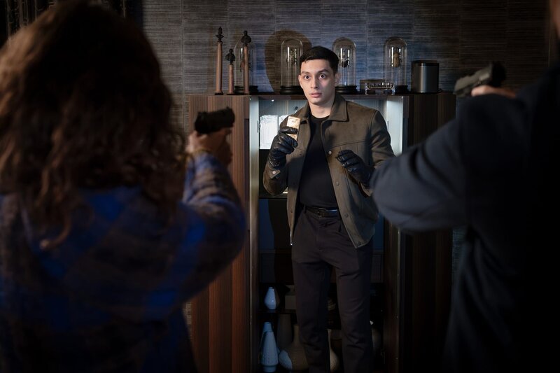 Pfleger Denis Jaremtschuk wird auf frischer Tat ertappt: Hatte er etwas am Tatort vergessen? Im Bild von links: Kim (Amy Mußul), Denis Jaremtschuk (Arsalan Naimi) und Ina (Melanie Marschke). – Bild: ZDF und Steffen Junghans