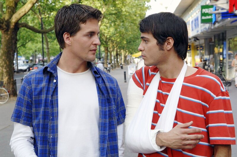 Maik (Sebastian König, r.) bedankt sich bei Lars (Alexander Klaws, l.) dafür, dass er ihn nicht verraten hat … – Bild: SAT.1 /​ Claudius Pflug